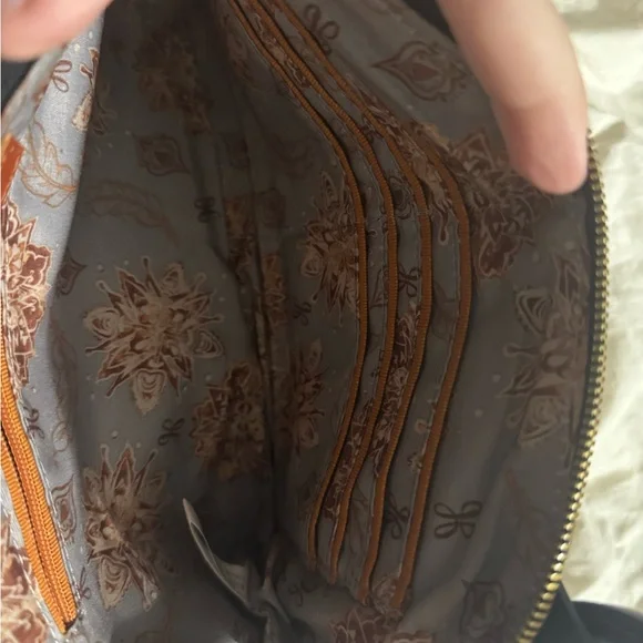 Hobo leather wristlet with tassel - Picture 3 of 5